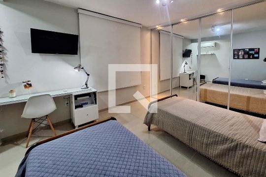 Suíte de casa para alugar com 3 quartos, 360m² em Itaipu, Niterói