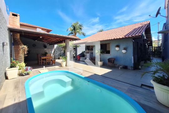 Piscina de casa para alugar com 3 quartos, 360m² em Itaipu, Niterói