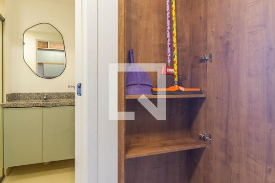 Banheiro de kitnet/studio para alugar com 1 quarto, 25m² em Pinheiros, São Paulo