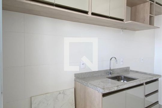 Cozinha de apartamento para alugar com 2 quartos, 47m² em Jardim Tupanci, Barueri