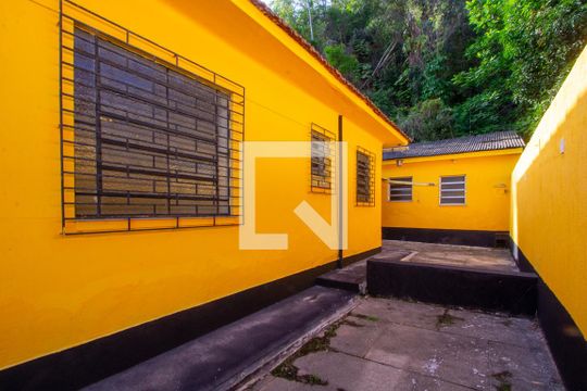 Quintal de casa à venda com 5 quartos, 200m² em Santa Rosa, Niterói