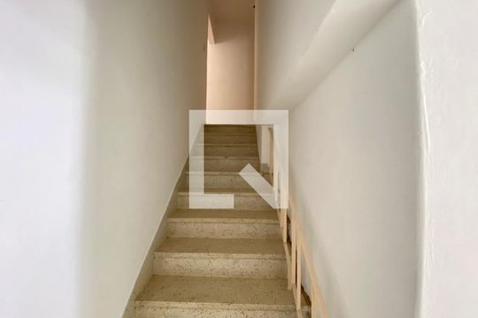 Escada de casa para alugar com 2 quartos, 60m² em Vila Nivi, São Paulo
