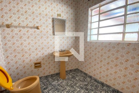Banheiro de casa para alugar com 2 quartos, 60m² em Vila Nivi, São Paulo