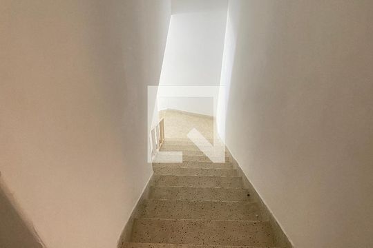 Escada de casa para alugar com 2 quartos, 60m² em Vila Nivi, São Paulo