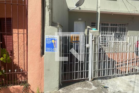 Fachada de casa para alugar com 2 quartos, 60m² em Vila Nivi, São Paulo