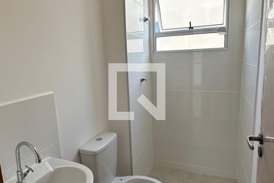 Banheiro de apartamento para alugar com 2 quartos, 40m² em Vila Mutirao I, Goiânia