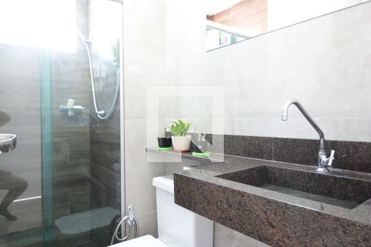 Banheiro de apartamento à venda com 2 quartos, 49m² em Santa Amelia, Belo Horizonte