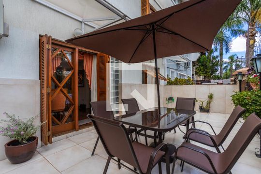 Área externa de casa de condomínio à venda com 3 quartos, 170m² em Sarandi, Porto Alegre
