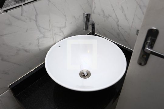 Banheiro de apartamento para alugar com 3 quartos, 74m² em Jardim Henriqueta, Taboão da Serra
