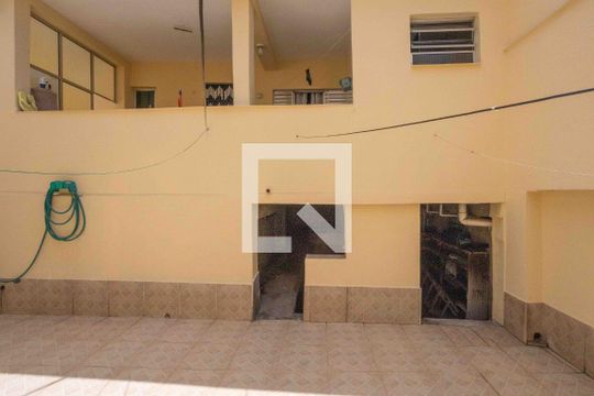 Quintal de casa à venda com 3 quartos, 150m² em Taboão, Diadema