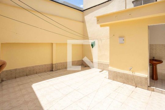 Quintal de casa à venda com 3 quartos, 150m² em Taboão, Diadema