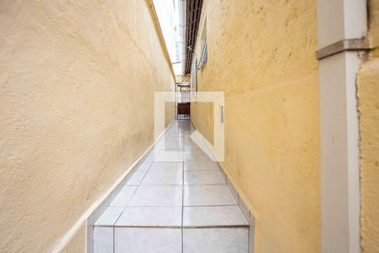 Corredor de casa à venda com 3 quartos, 150m² em Taboão, Diadema
