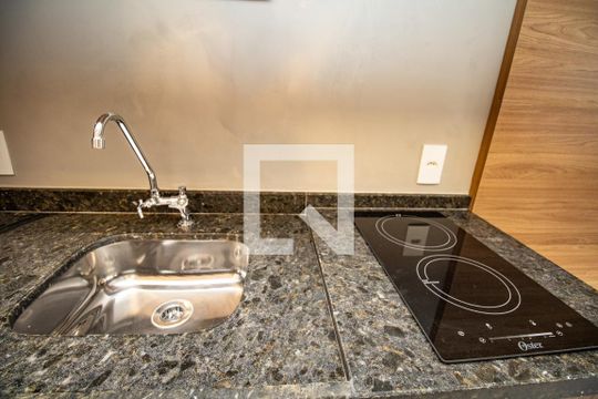 Cozinha, cooktop e pia  de kitnet/studio à venda com 1 quarto, 24m² em Vila Olímpia, São Paulo