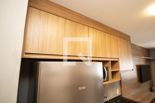 Cozinha, geladeira, microondas, armários superiores  de kitnet/studio à venda com 1 quarto, 24m² em Vila Olímpia, São Paulo