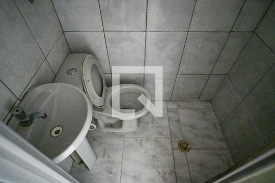 Banheiro de casa para alugar com 2 quartos, 45m² em Vila Brasilina, São Paulo