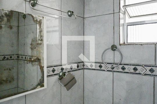 Banheiro de casa para alugar com 2 quartos, 45m² em Vila Brasilina, São Paulo