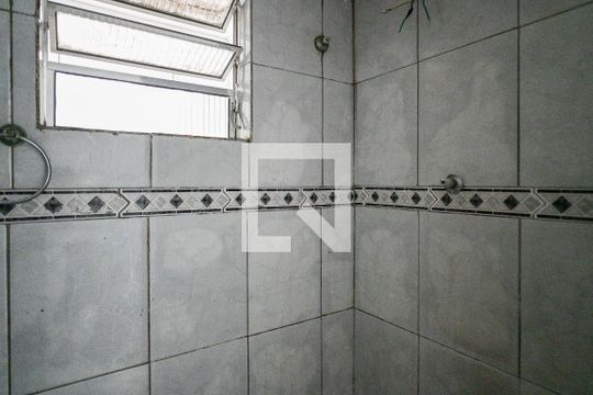 Banheiro de casa para alugar com 2 quartos, 45m² em Vila Brasilina, São Paulo
