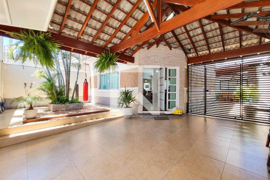 Garagem de casa para alugar com 3 quartos, 225m² em Lot. Villa Branca, Jacareí