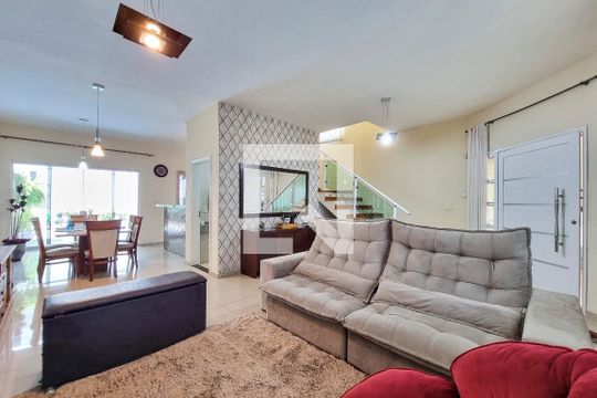 Casa para alugar com 3 quartos, 225m² em Lot. Villa Branca, Jacareí