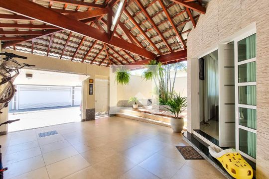 Garagem de casa para alugar com 3 quartos, 225m² em Lot. Villa Branca, Jacareí