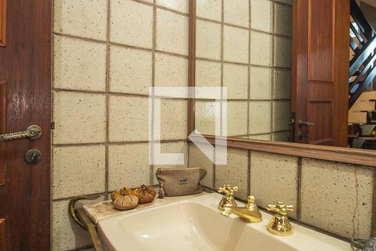 Banheiro de casa à venda com 4 quartos, 300m² em Espírito Santo, Porto Alegre