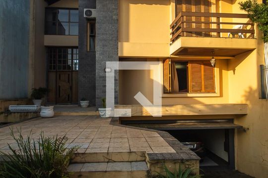 Fachada de casa à venda com 4 quartos, 300m² em Espírito Santo, Porto Alegre