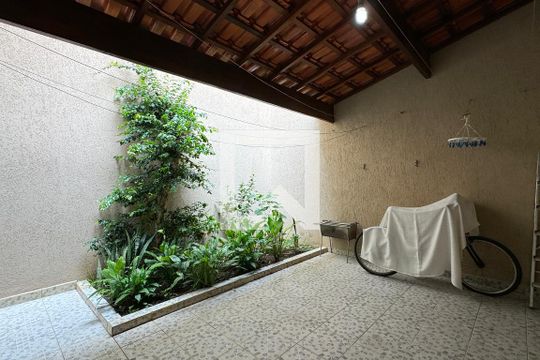 Quintal de casa à venda com 3 quartos, 150m² em Jardim Tupanci, Barueri