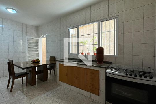 Cozinha de casa à venda com 3 quartos, 150m² em Jardim Tupanci, Barueri