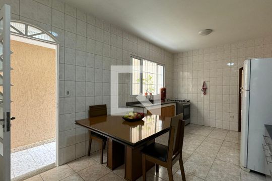 Cozinha de casa à venda com 3 quartos, 150m² em Jardim Tupanci, Barueri