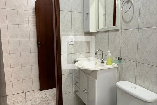 Banheiro de casa à venda com 3 quartos, 150m² em Jardim Tupanci, Barueri