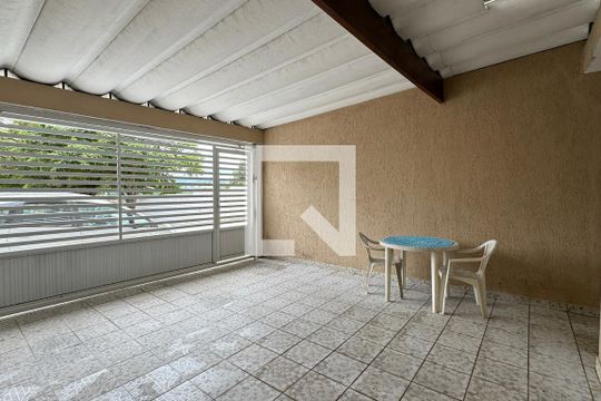 Garagem de casa à venda com 3 quartos, 150m² em Jardim Tupanci, Barueri