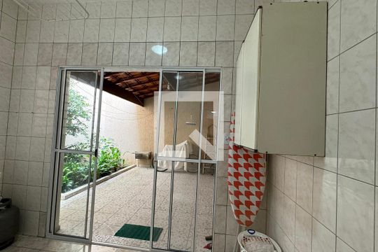 Área de Serviço de casa à venda com 3 quartos, 150m² em Jardim Tupanci, Barueri