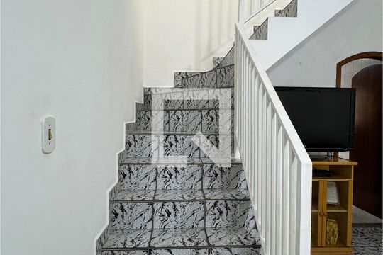 Escada de casa à venda com 3 quartos, 150m² em Jardim Tupanci, Barueri