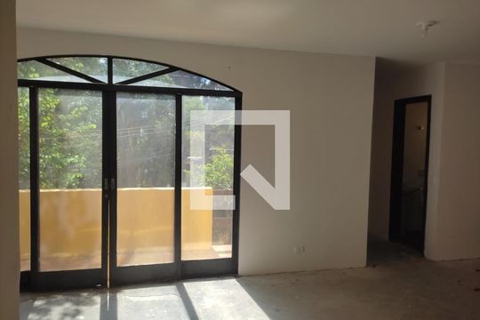 Casa à venda com 4 quartos, 322m² em Jardim das Vertentes, São Paulo