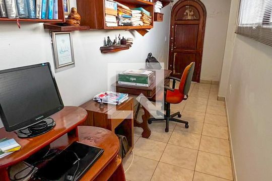 Corredor de casa à venda com 3 quartos, 360m² em Renascença, Belo Horizonte
