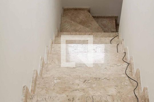 Escada de casa à venda com 2 quartos, 78m² em Jaguaribe, Osasco