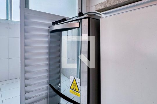 Cozinha de apartamento para alugar com 2 quartos, 57m² em Itaim Bibi, São Paulo