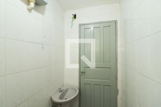 Banheiro de casa para alugar com 1 quarto, 20m² em Parque Peruche, São Paulo