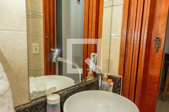 Lavabo de casa à venda com 5 quartos, 225m² em Piraporinha, Diadema