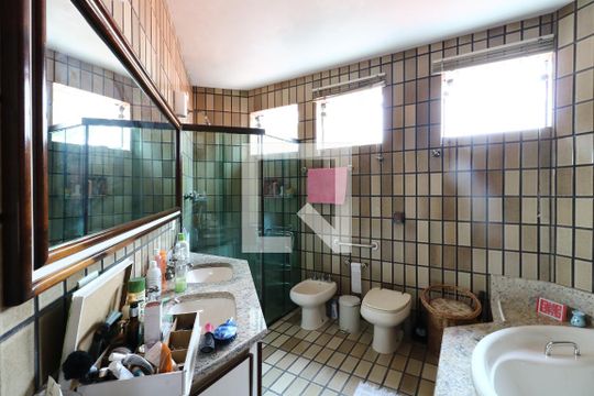 Banheiro da Suíte de casa à venda com 4 quartos, 300m² em Vila Valparaíso, Santo André