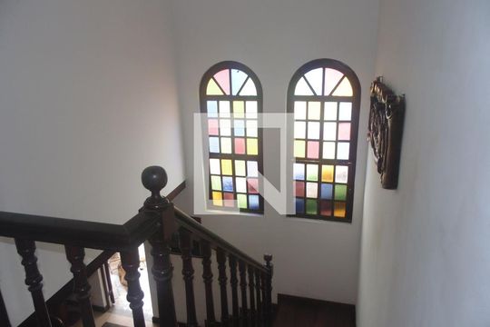 Escada  de casa para alugar com 5 quartos, 410m² em Pituba, Salvador