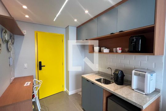 Cozinha - Armários de apartamento para alugar com 1 quarto, 31m² em Pinheiros, São Paulo