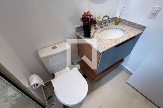 Banheiro de apartamento para alugar com 1 quarto, 31m² em Pinheiros, São Paulo