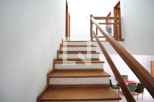 Escada de casa para alugar com 6 quartos, 360m² em Cambuci, São Paulo
