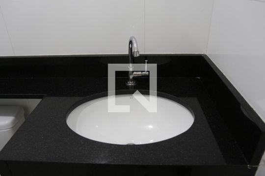 Banheiro de apartamento para alugar com 2 quartos, 44m² em Jardim Santa Teresinha, São Paulo