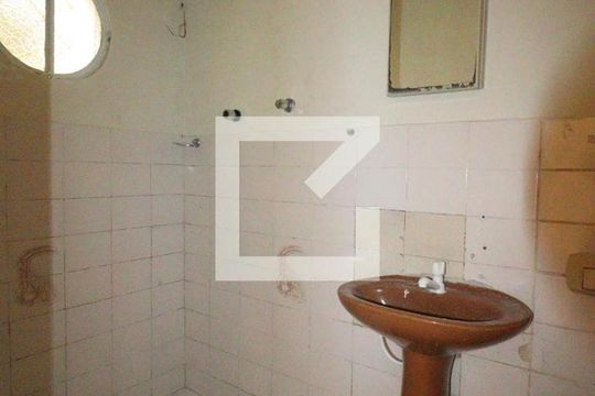 Banheiro de casa para alugar com 1 quarto, 50m² em Camarão, São Gonçalo