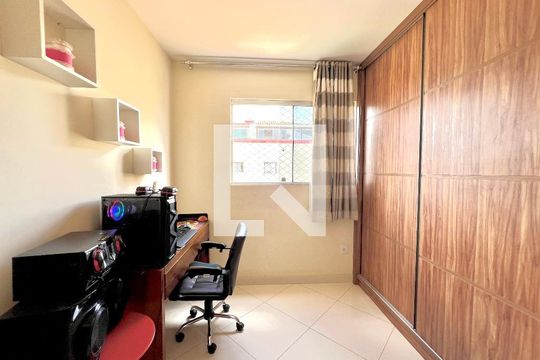 Quarto de apartamento à venda com 3 quartos, 100m² em Arvoredo, Contagem