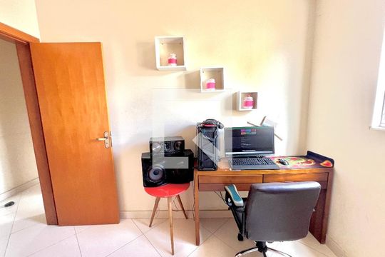 Quarto de apartamento à venda com 3 quartos, 100m² em Arvoredo, Contagem