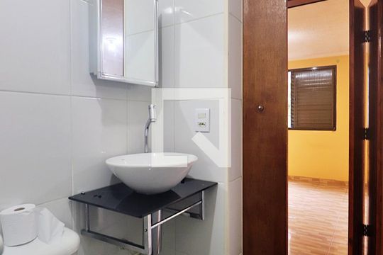 Banheiro de apartamento para alugar com 2 quartos, 50m² em Jardim Santo André, Santo André