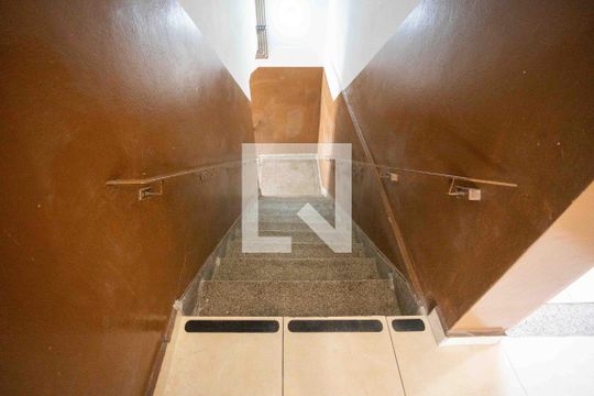Escada de kitnet/studio para alugar com 1 quarto, 37m² em Conceição, Diadema